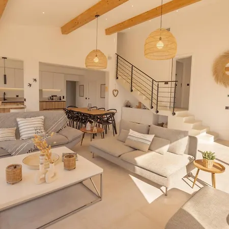 Magnifique Piscine Chauffee, Climatisee, Vue Sur Villa